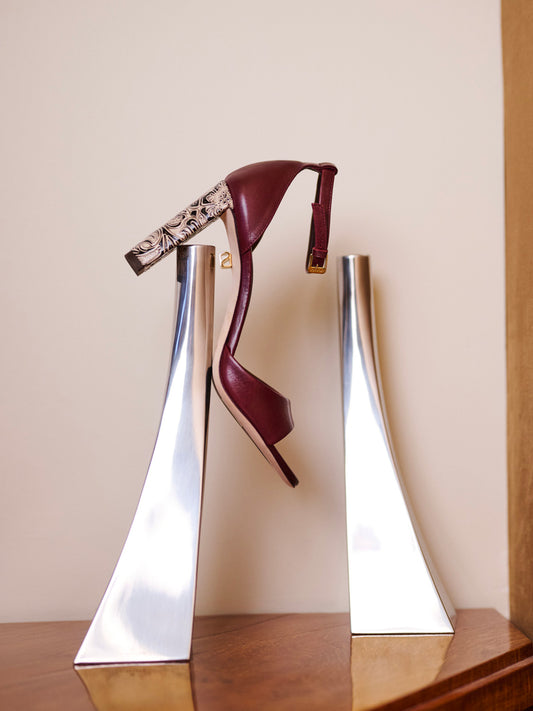 Sandali Valentina in pelle bordeaux con tacco alto in rilievo - Maison Skorpios di Adriana Abascal