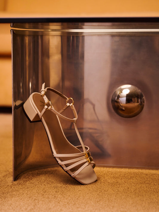 Sandali con tacco basso Carla in pelle beige - Maison Skorpios di Adriana Abascal