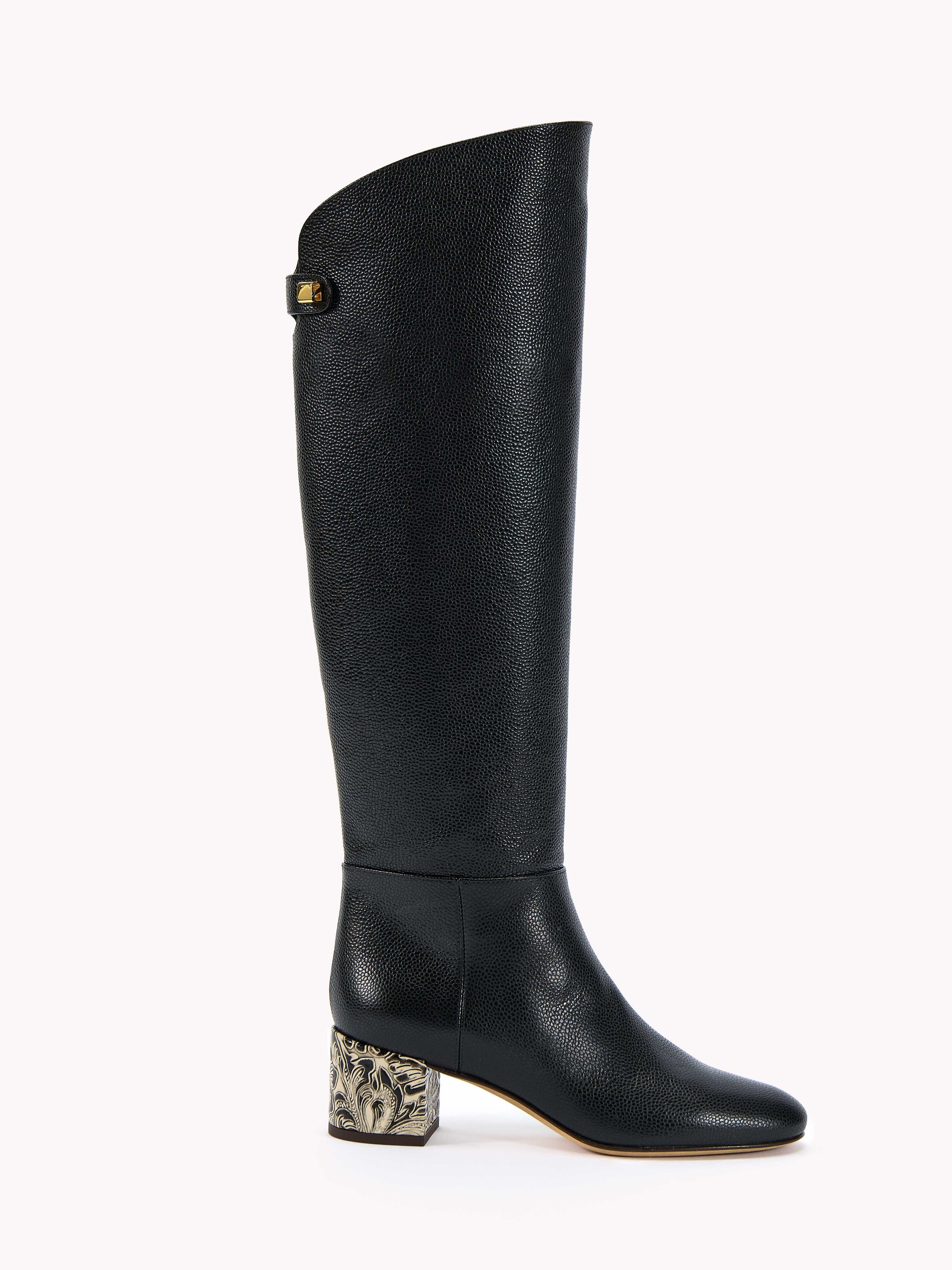 Bottes en cuir grainé mat noires Adry Borgia avec un talon moyen embossé - Maison Skorpios par Adriana Abascal