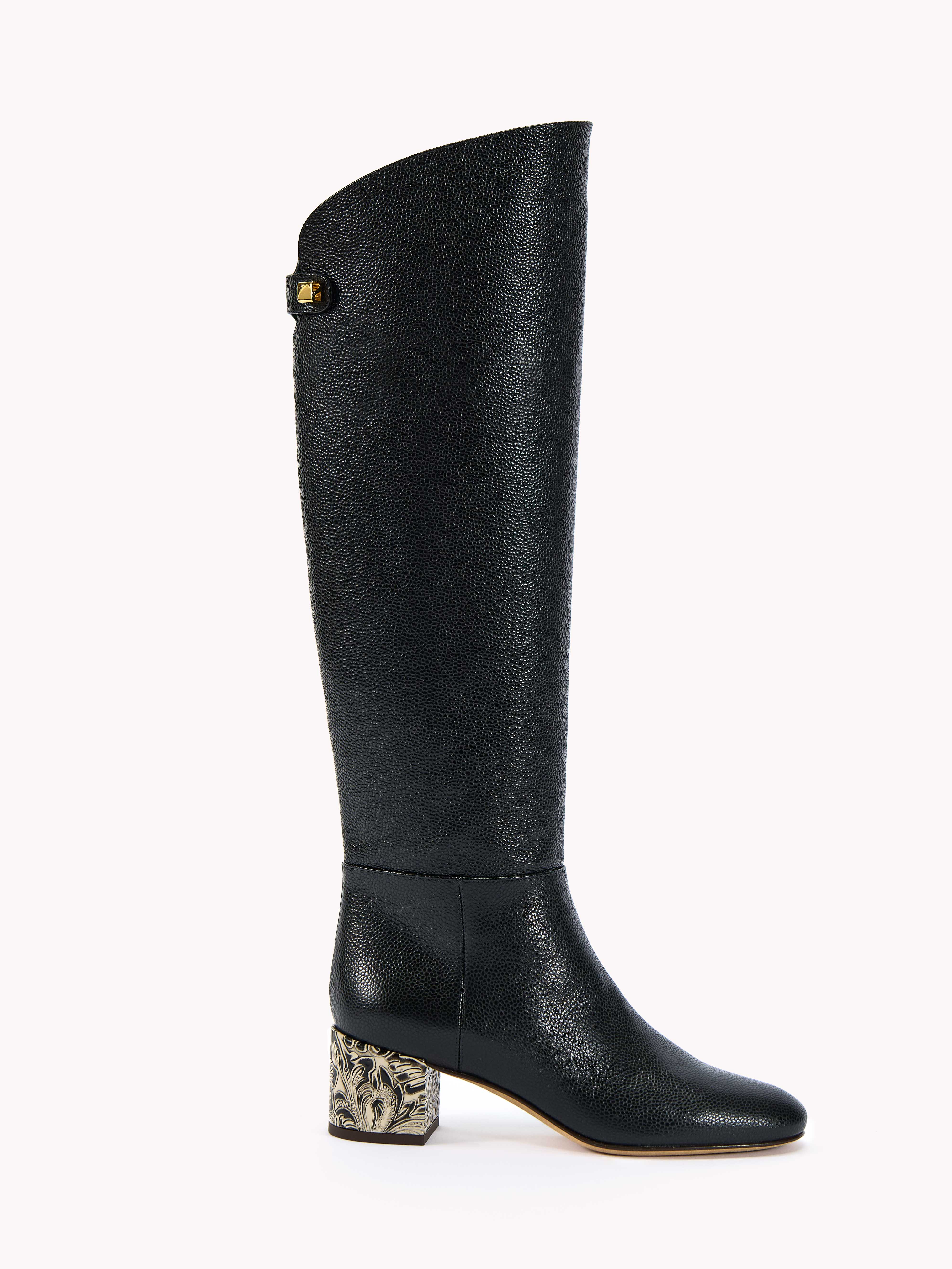 Bottes en cuir grainé mat noires Adry Borgia avec un talon moyen embossé - Maison Skorpios par Adriana Abascal