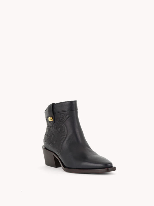 black embossed leather elegant western boots maison skorpios by adriana abascal Filiberto de Saboya
