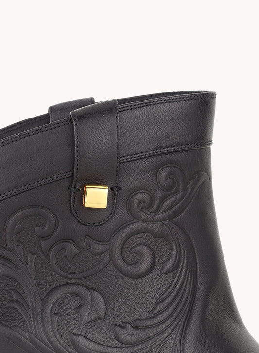 west boots in black embossed leather maison skorpios by adriana abascal Filiberto de Saboya