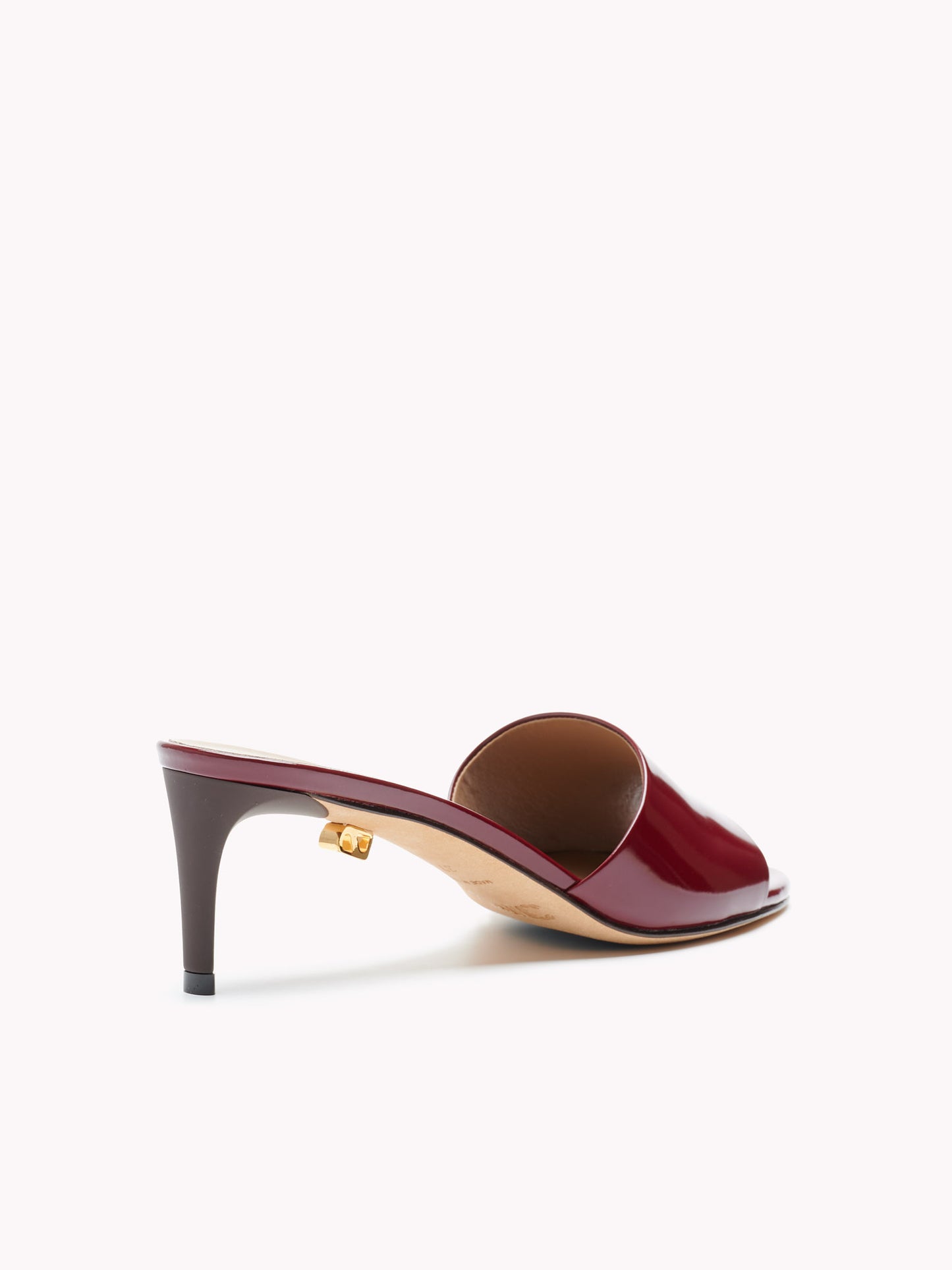 Mules Ines Up en cuir brillant bordeaux et talon moyen - Maison Skorpios par Adriana Abascal