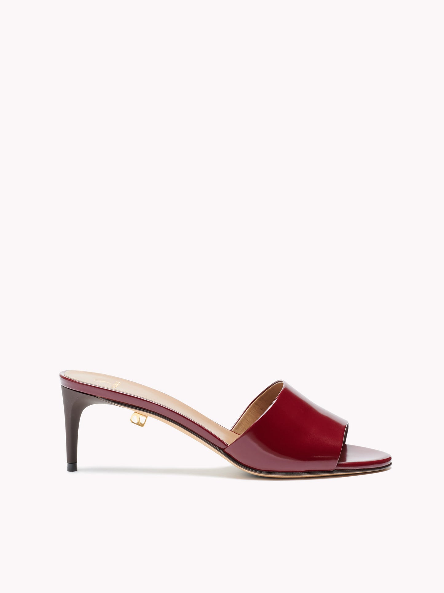Mules Ines Up en cuir brillant bordeaux et talon moyen - Maison Skorpios par Adriana Abascal