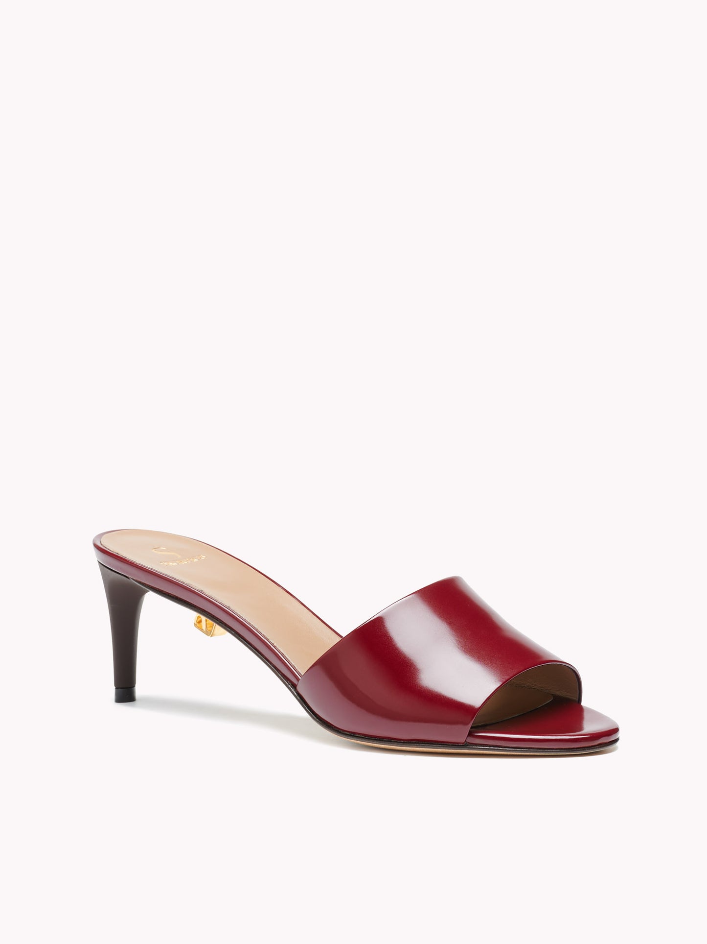 Mules Ines Up en cuir brillant bordeaux et talon moyen - Maison Skorpios par Adriana Abascal