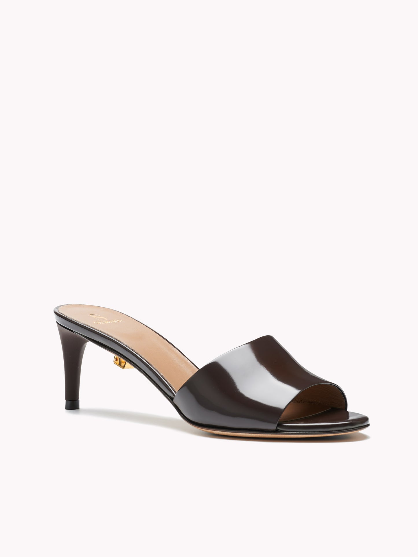 Mules Ines Up en cuir brillant marron et talon moyen - Maison Skorpios par Adriana Abascal
