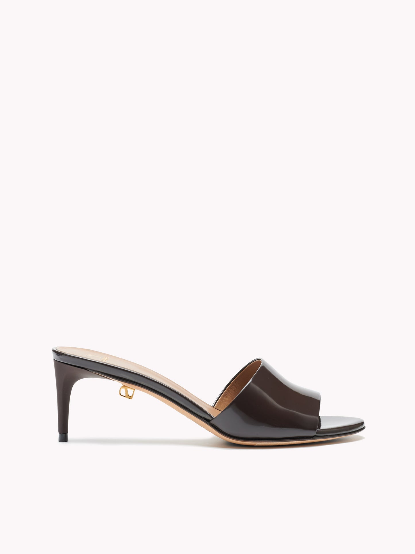 Mules Ines Up en cuir brillant marron et talon moyen - Maison Skorpios par Adriana Abascal
