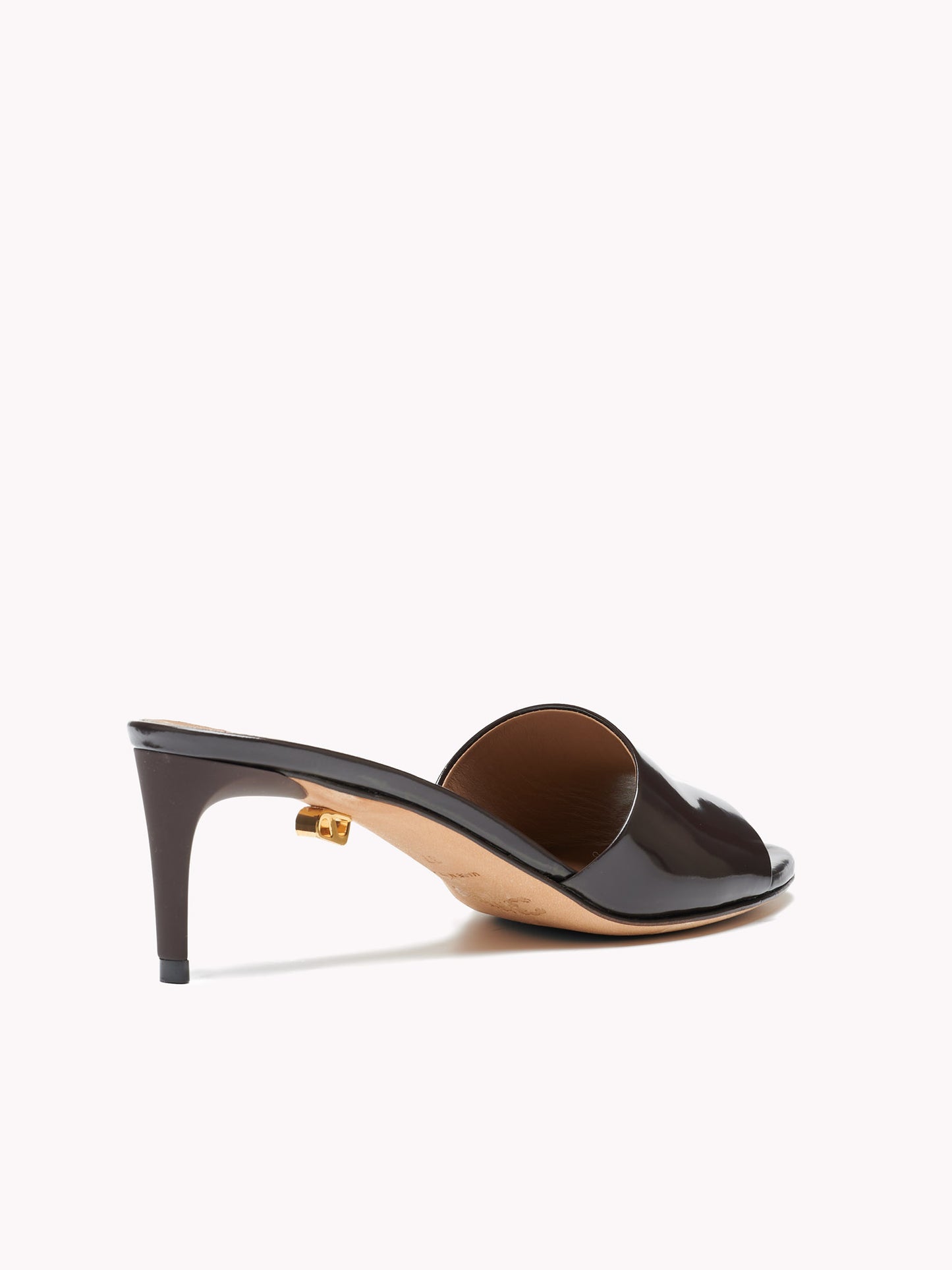 Mules Ines Up en cuir brillant marron et talon moyen - Maison Skorpios par Adriana Abascal