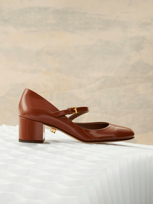 Mary Jane Jane in vernice marrone cognac con tacco medio - Maison Skorpios di Adriana Abascal