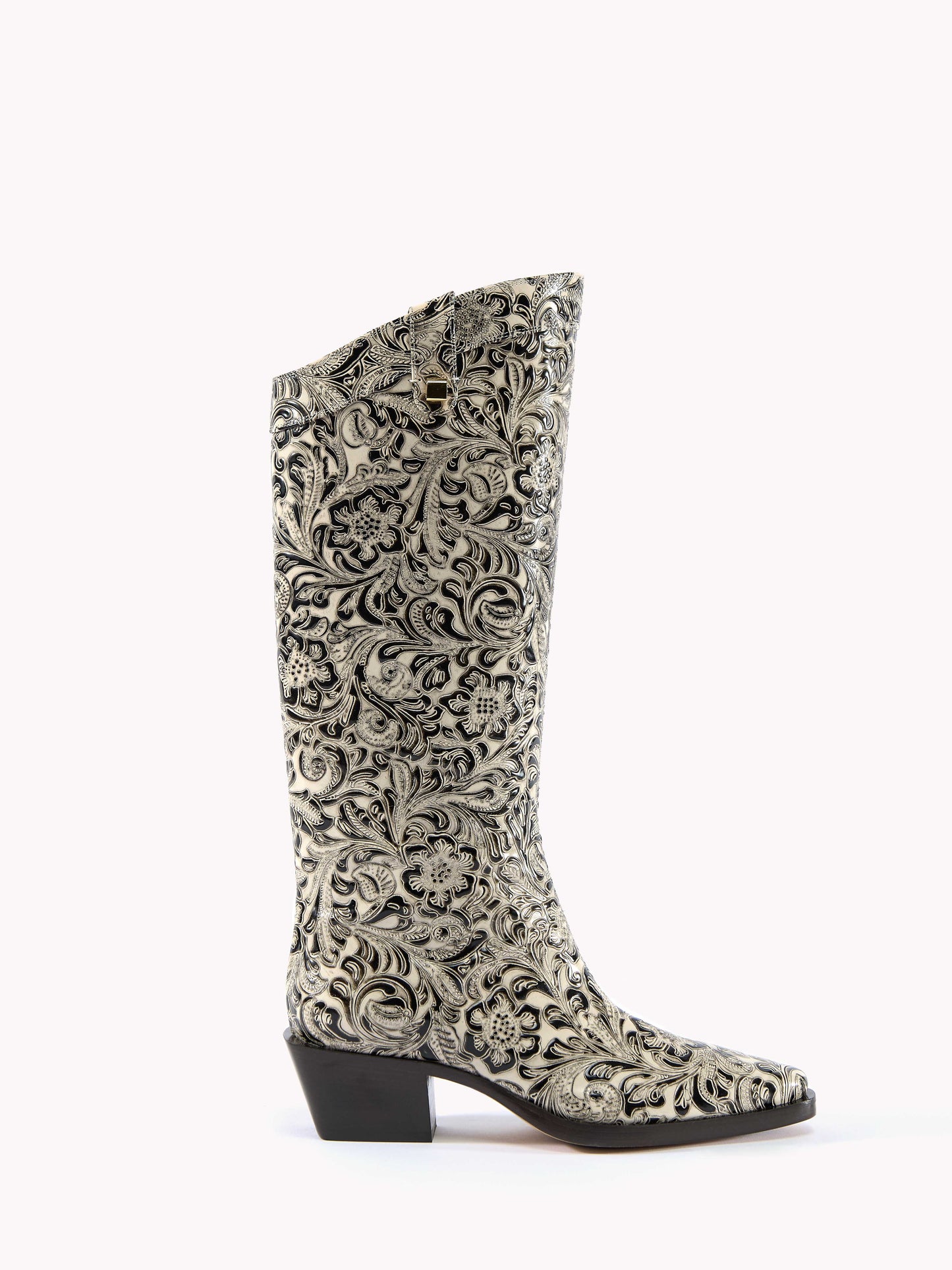Bottes western Sienna Borgia en cuir embossé floral noir et blanc  - Maison Skorpios par Adriana Abascal