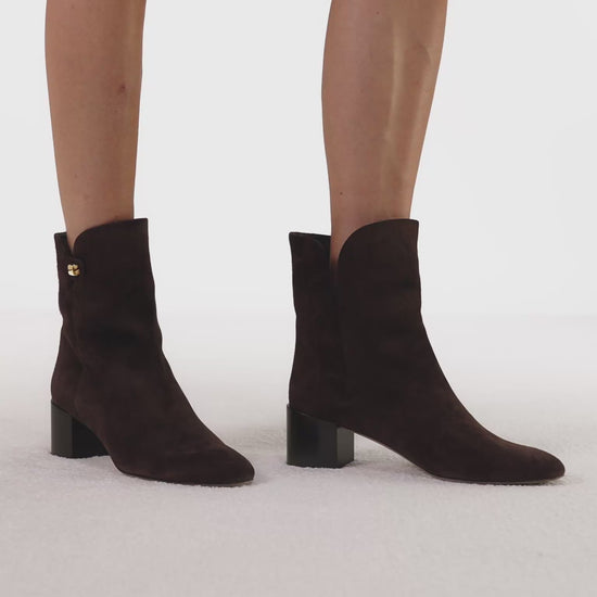 bottines de luxe en daim marron et talon moyens maison skorpios by adriana abascal emanuele filiberto di Savoia 