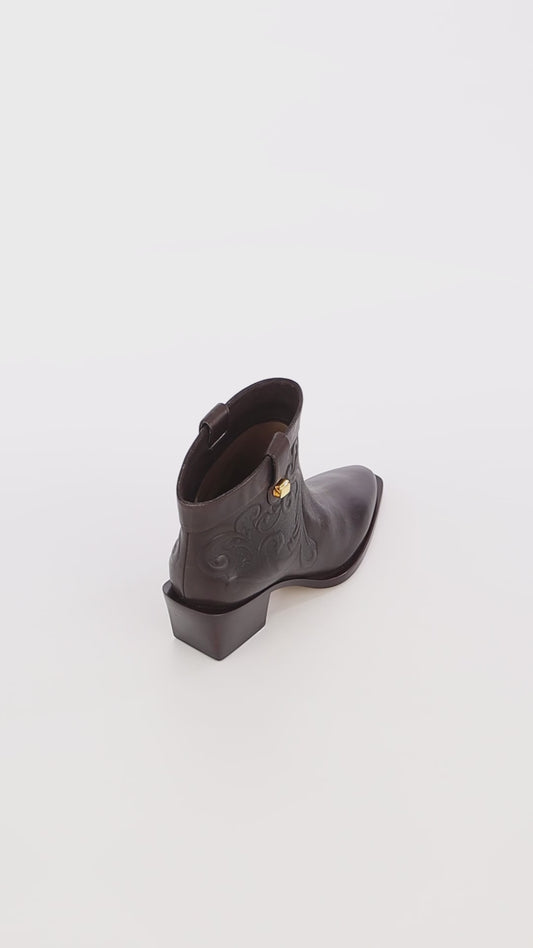 brown western low leather boots maison skorpios by adriana abascal Filiberto de Saboya