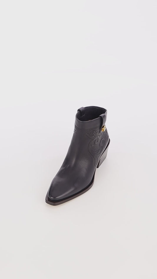 trendy modern low boots black embossed leather maison skorpios by adriana abascal Filiberto de Saboya