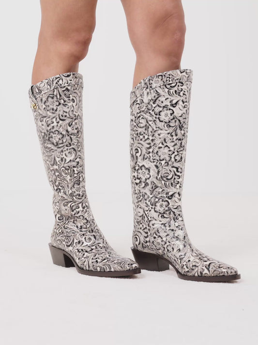 Bottes western Sienna Borgia en cuir embossé floral noir et blanc  - Maison Skorpios par Adriana Abascal