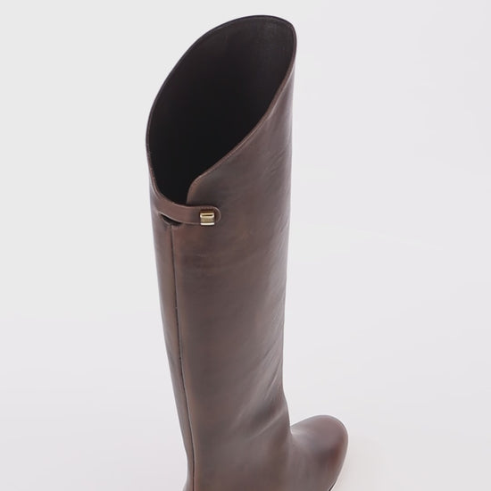 trendy designer boots in brown chocolate leather skorpios