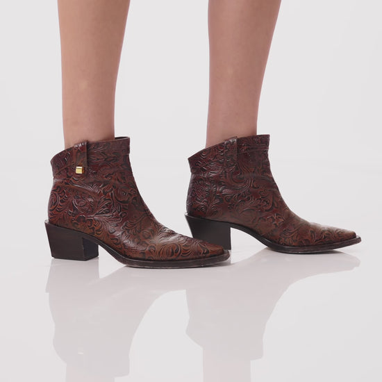 Trendy ankle boots western style made in italy by adriana abascal maison skorpios Emanuele di Savoia 
