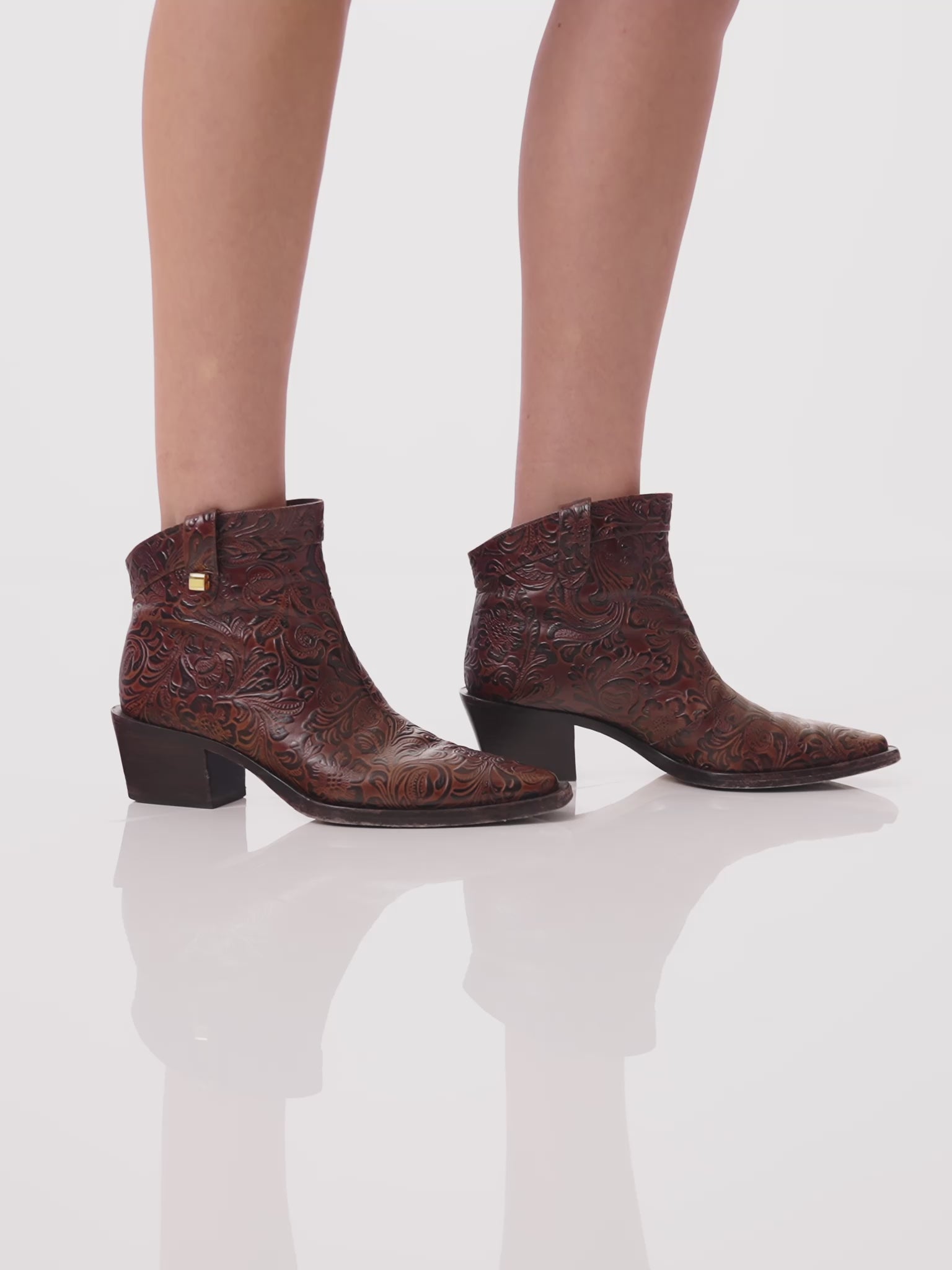 Trendy ankle boots western style made in italy by adriana abascal maison skorpios Emanuele di Savoia 
