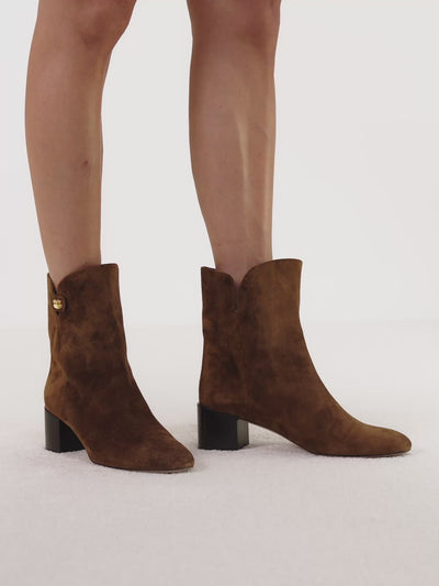 luxury boots for women. Ankle lenght and mid heels in brown suede leather maison skorpios by adriana abascal emanuele filiberto di Savoia 