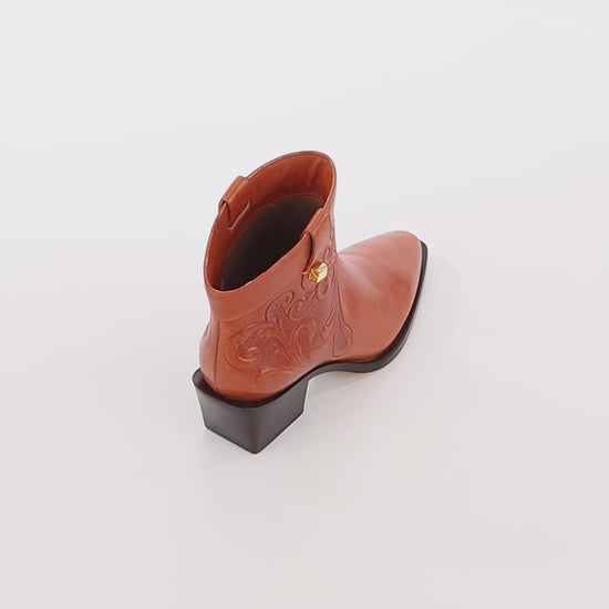worked embossed leather brown boots maison skorpios by adriana abascal Filiberto de Saboya