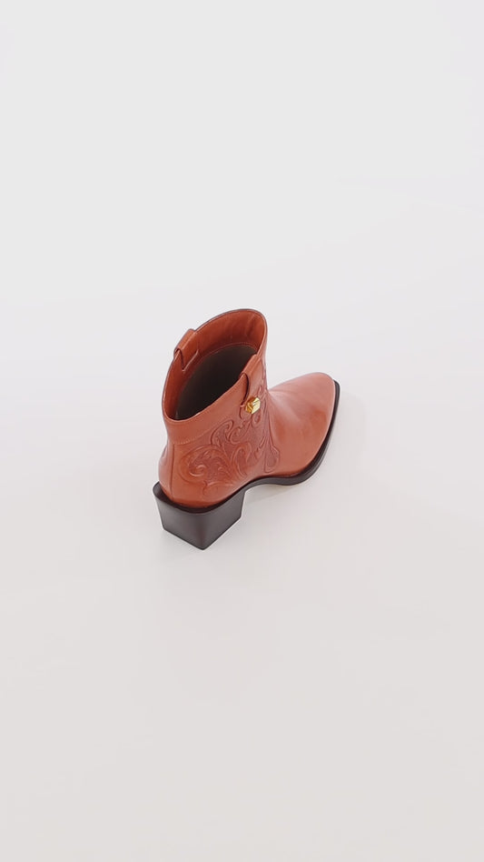 worked embossed leather brown boots maison skorpios by adriana abascal Filiberto de Saboya