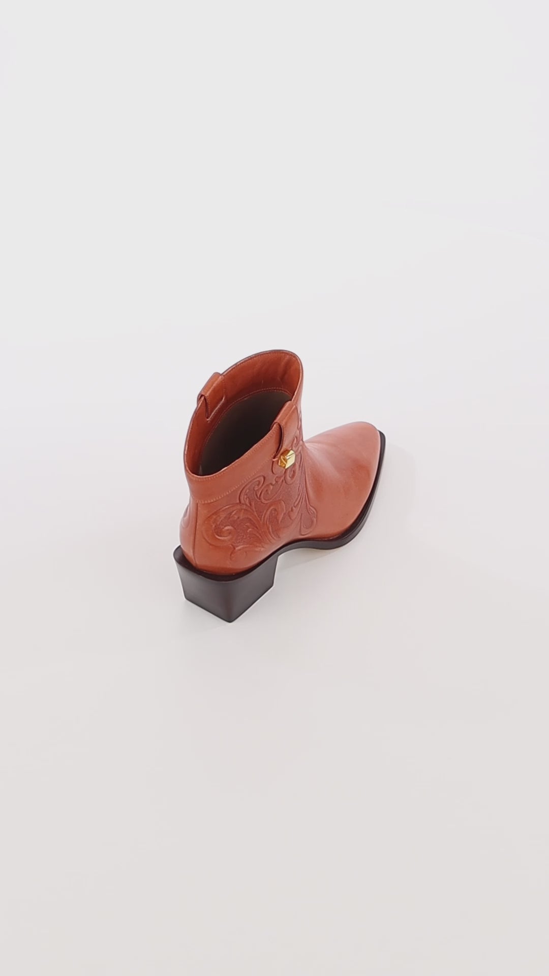 worked embossed leather brown boots maison skorpios by adriana abascal Filiberto de Saboya