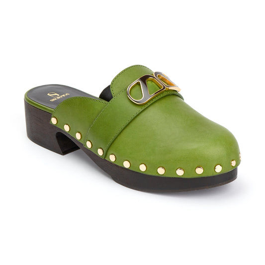 Zoccoli Heidi in pelle verde borchiata – Maison Skorpios di Adriana Abascal