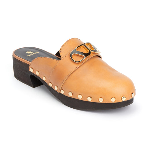 Zoccoli Heidi in pelle marrone borchiata – Maison Skorpios di Adriana Abascal