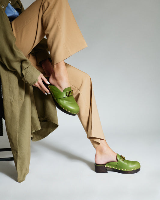 Zoccoli Heidi in pelle verde borchiata – Maison Skorpios di Adriana Abascal