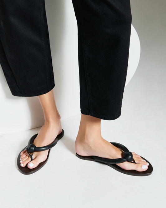trendy chunky flip flops black leather skorpios