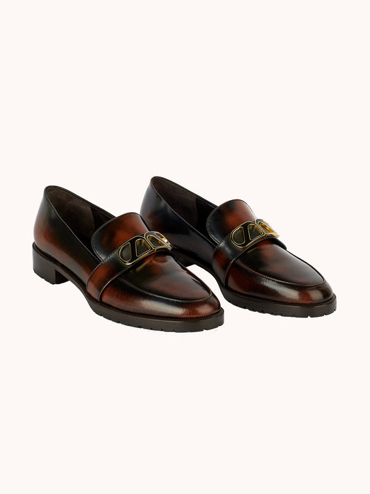 Mocassins Blair London en cuir brossé marron – Maison Skorpios par Adriana Abascal
