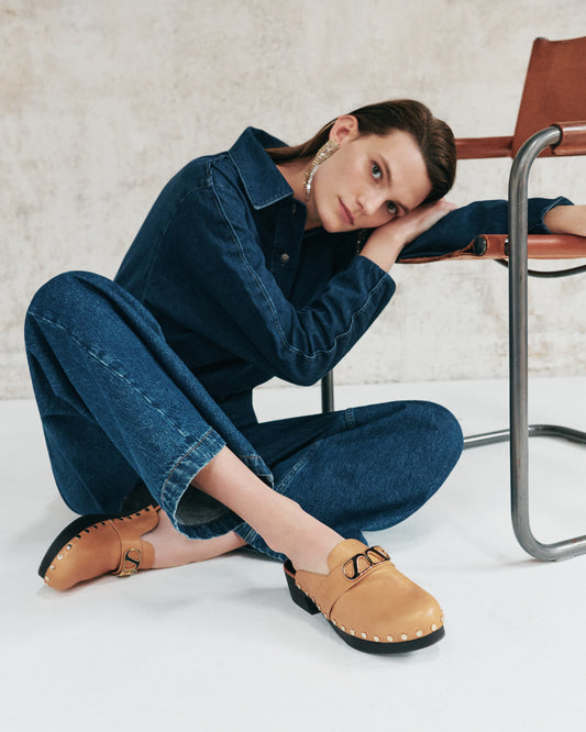 Zoccoli Heidi in pelle marrone borchiata – Maison Skorpios di Adriana Abascal