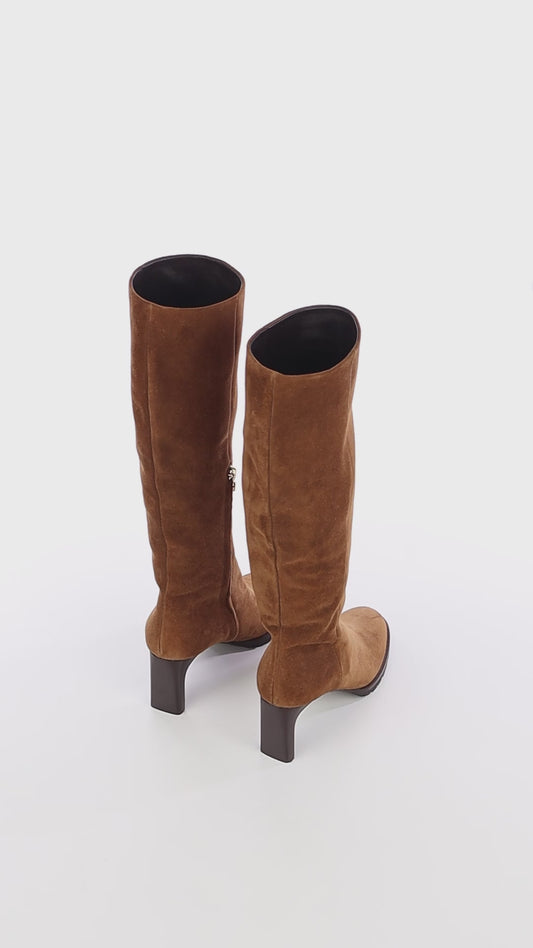 casual elegant brown suede boots with mid heel maison skorpios by adriana abascal emanuele filiberto 