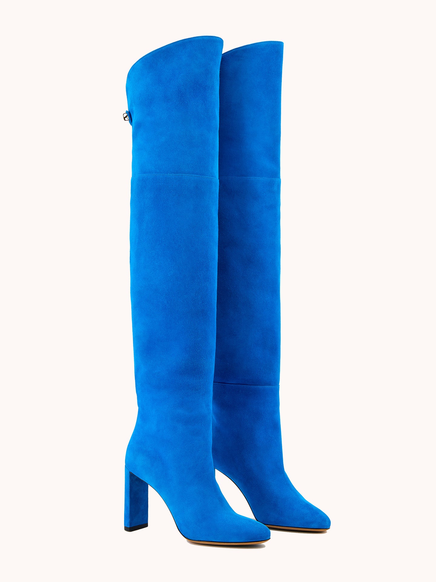 cuissardes en suede bleu royal et talons maison skorpios par adriana abascal Emmanuel de Savoie